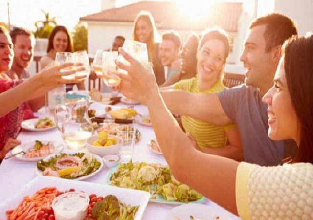 Mơ thấy ăn uống là điềm gì